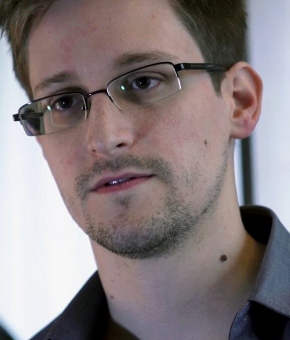 Putin le otorgó la nacionalidad rusa a Edward Snowden