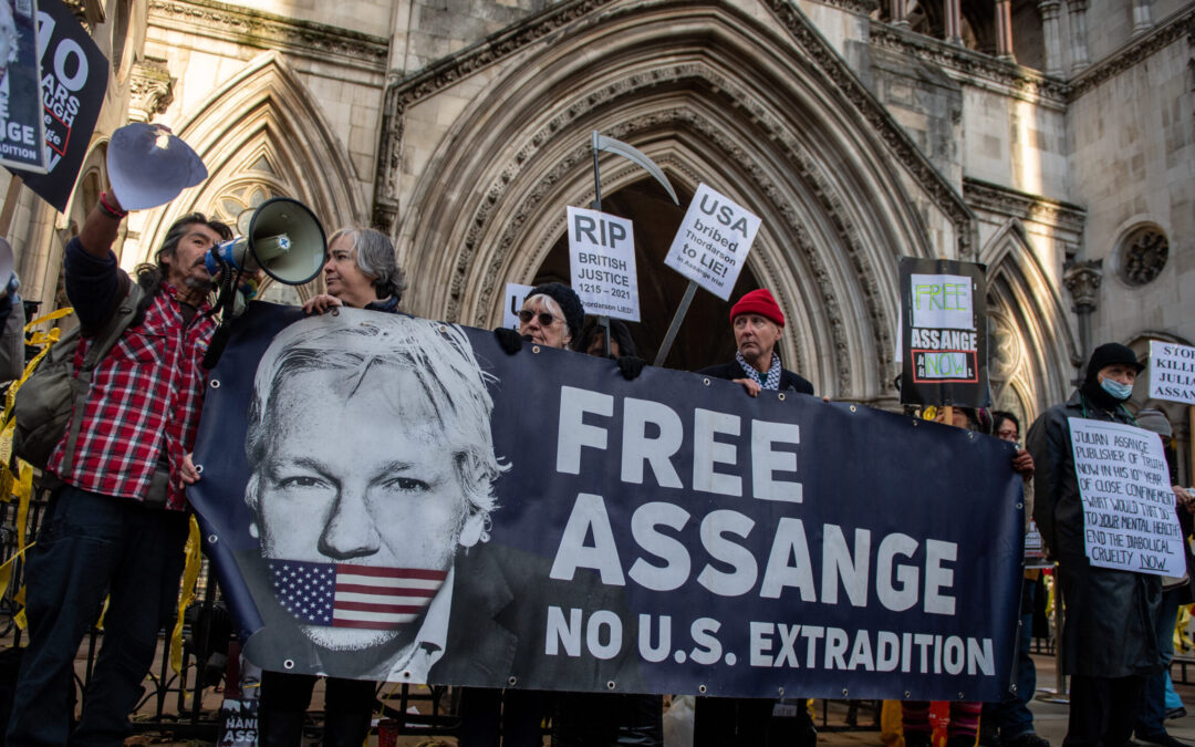 Julian Assange: convocan a una cadena humana en el Parlamento británico por su liberación