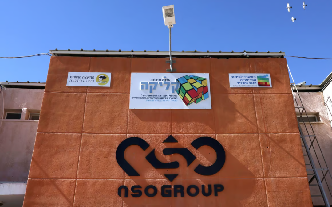 Expusieron a una empresa israelí de software espía: ahora la empresa los está acosando en la Justicia