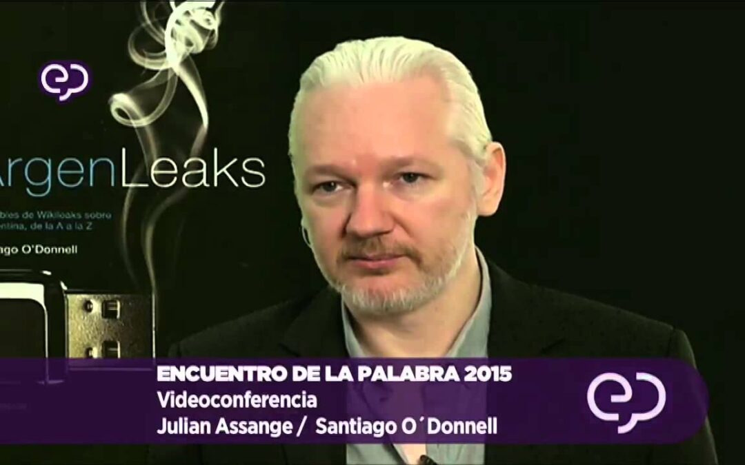 Julian Assange con Santiago O’Donnell en Tecnópolis