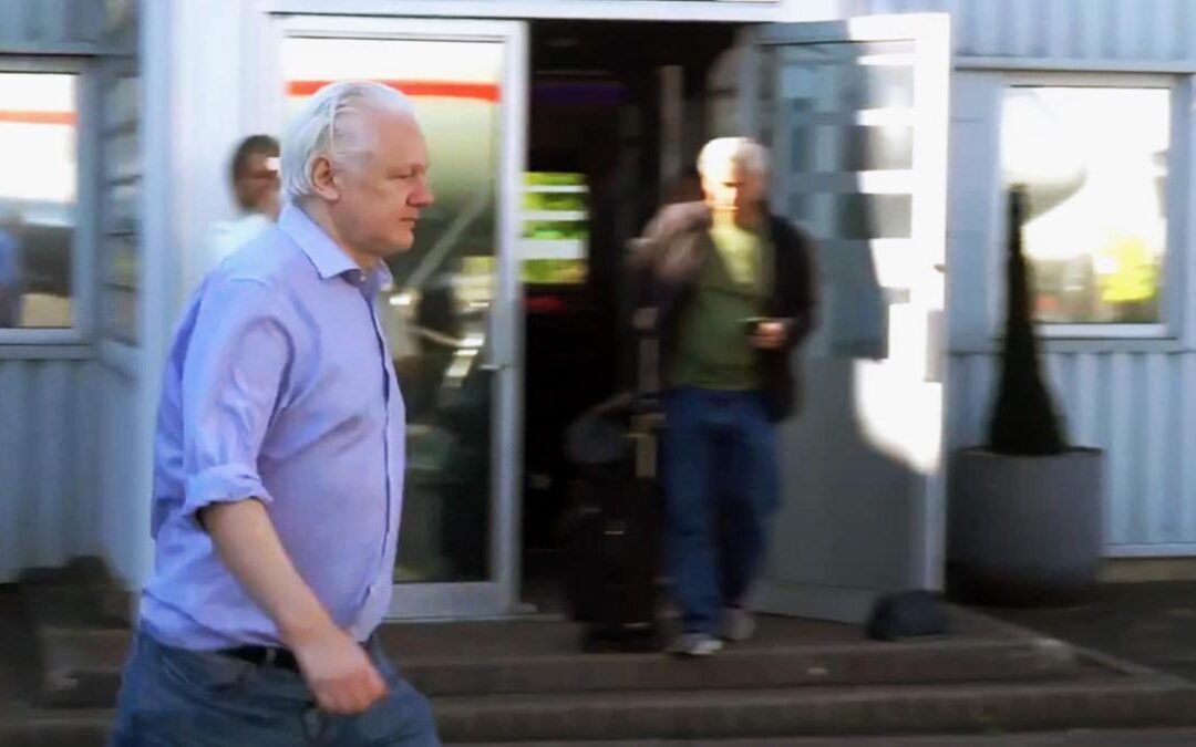 Las primeras imágenes de Julian Assange tras su liberación