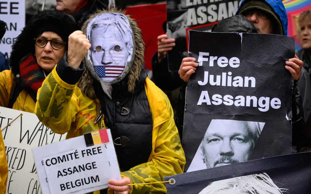 Desaparecen archivos del teléfono del exmilitar español que espió a Julian Assange para la CIA