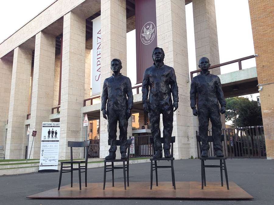 «Anything to say?», la escultura que recorre el mundo en defensa de Snowden, Assange y Manning
