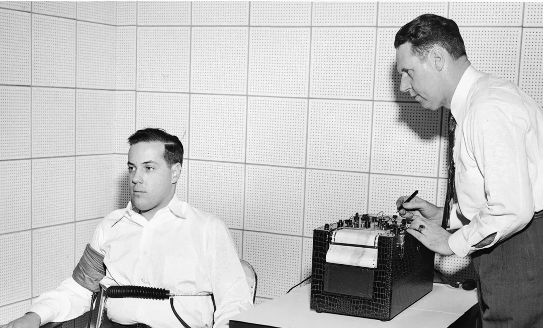 El polígrafo regresa: la administración Trump intensifica la caza de filtraciones internas