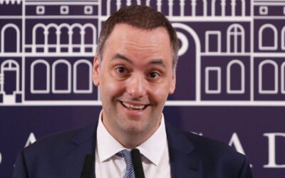 Filtraron el video de Adorni subiendo a un lujoso jet privado con destino a Punta del Este